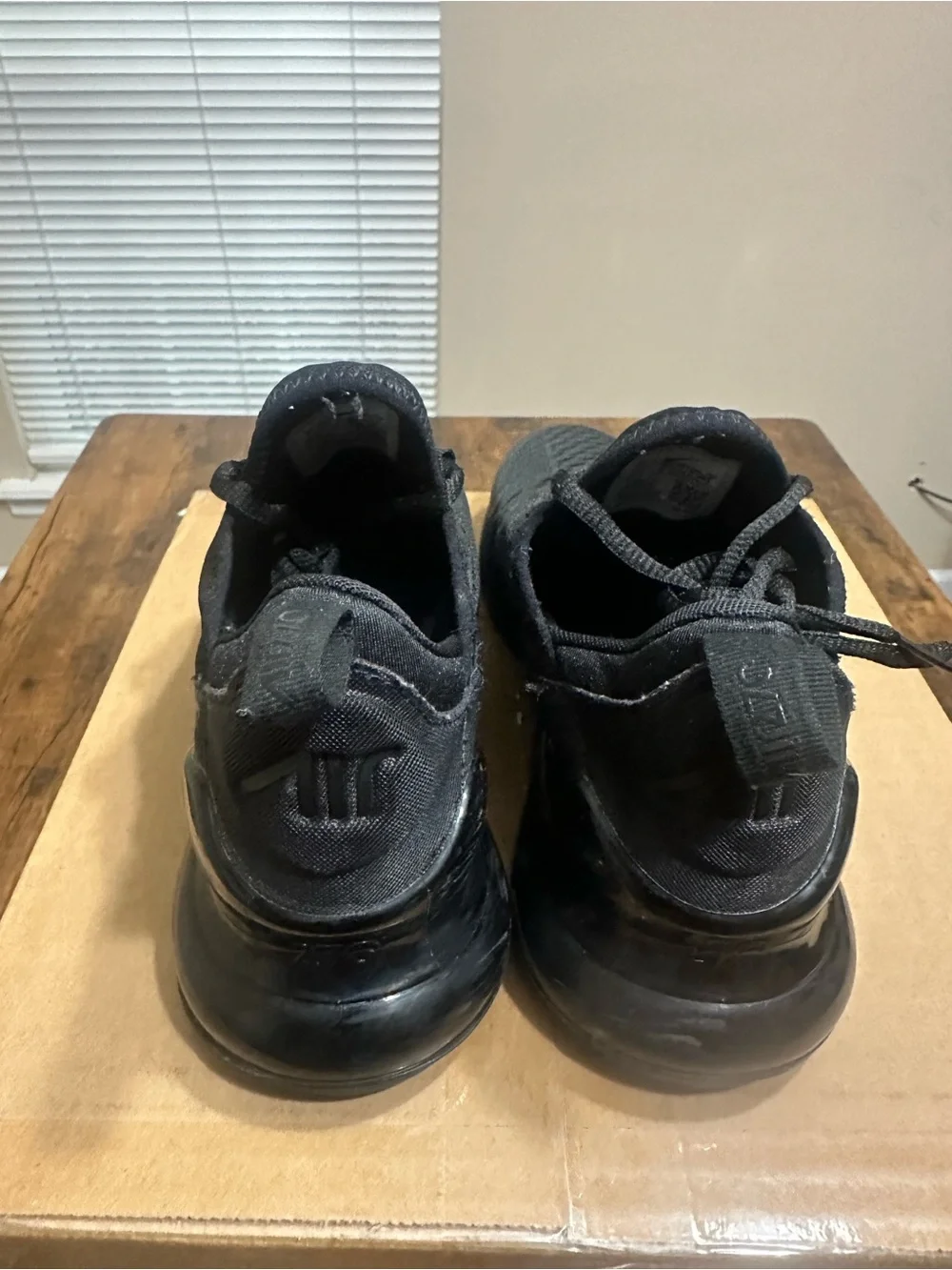 Nike Air Max 270.. Like New.. size 7Y
